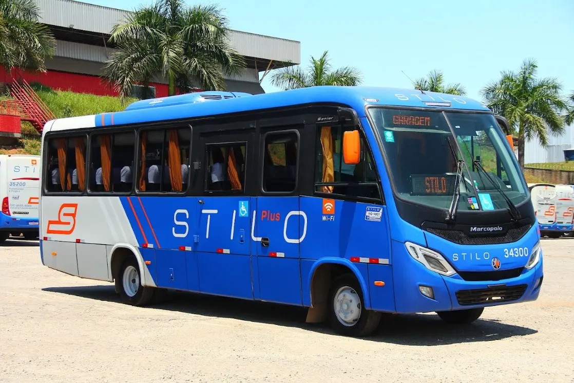 Micro-ônibus da Stilo visto de lado, no pátio da garagem