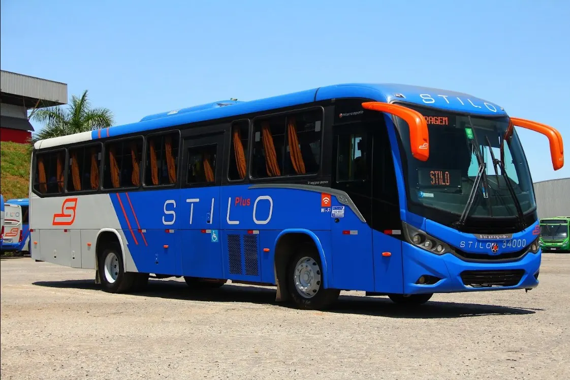 Ônibus convencional da Stilo visto de lado, no pátio da garagem