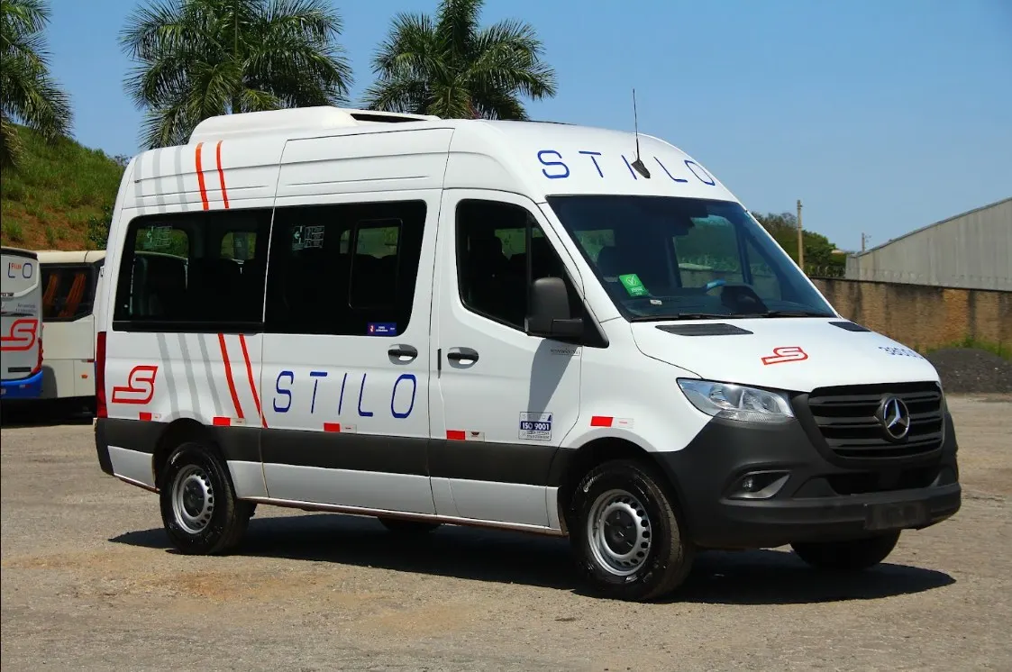 Van Sprinter da Stilo vista de lado, no pátio da garagem